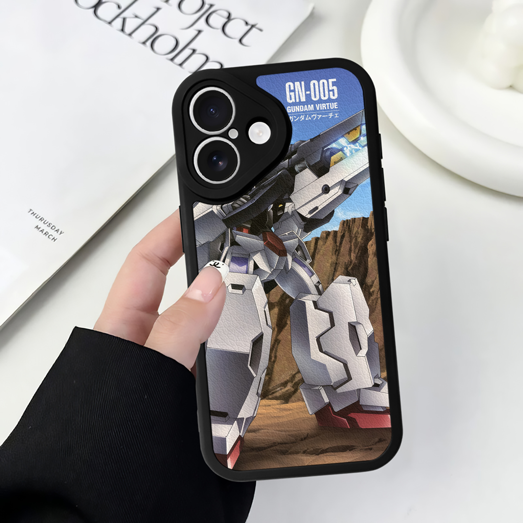 （画像用） 機動戦士ガンダム Mobile Suit Gundam 【iPhone 16シリーズ対応】シリコンスマホケース（レザー調） 材質：シリコン